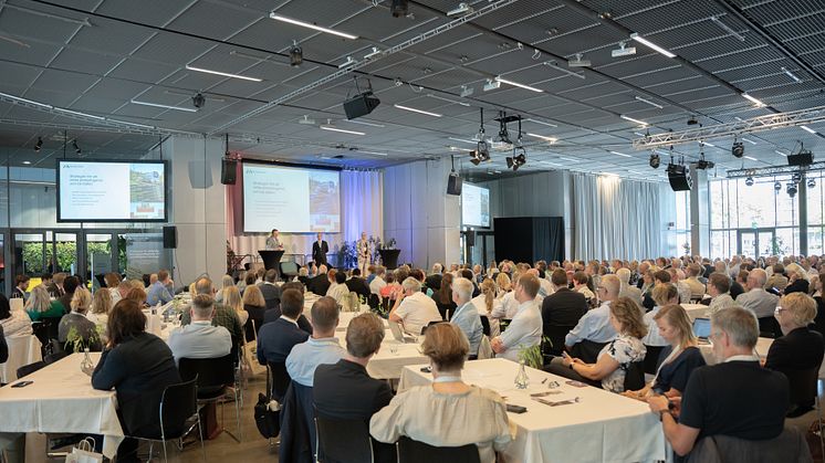Jens Sjöström (S), Kristoffer Tamsons (M) och Monica Johansson (S) under Mälartinget 2024. Foto: Aksel Örn Ekblom/Mälardalsrådet.