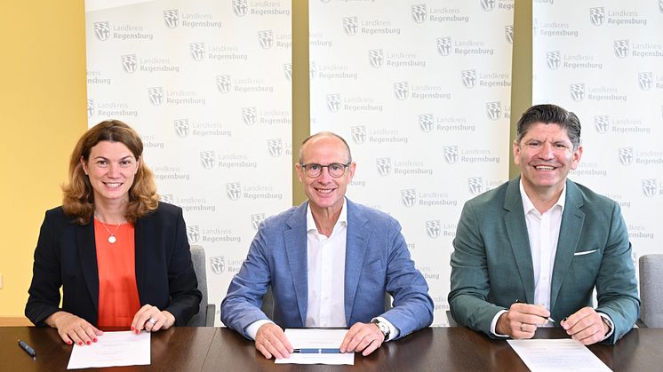 Vertragsunterzeichnung im Landratsamt Regensburg (v.li.): Landrätin Tanja Schweiger, Dr. Egon Leo Westphal, Vorstandsvorsitzender der Bayernwerk AG, und Béla Szabó, Hauptgeschäftsführer der KERL GmbH.