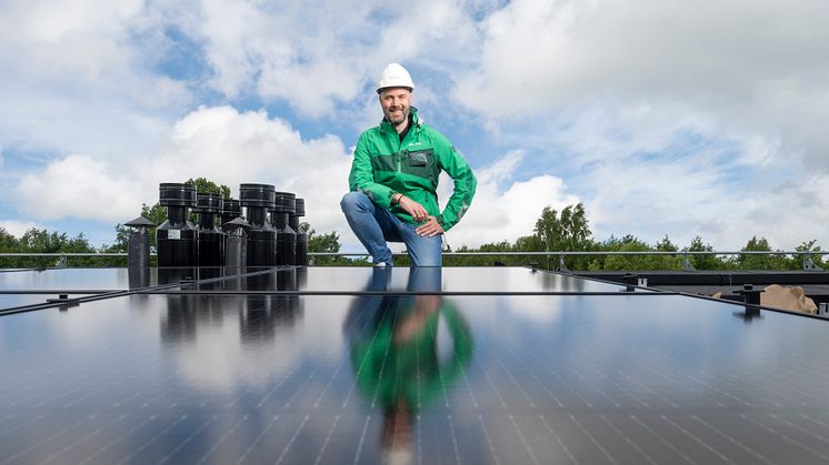Oskar Fridell är projektledare för Förbos nya solcellsanläggningen i Lindome.
