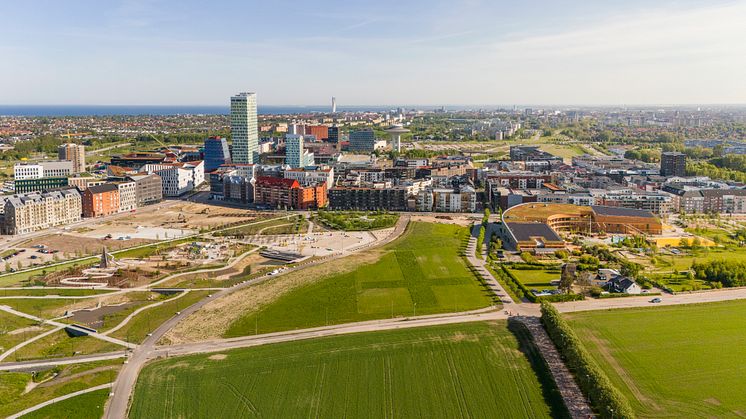 Vy över Hyllievångsparken och den aktuella byggrätten som ligger mellan parken och skolan. Fotograf: Apelöga. 