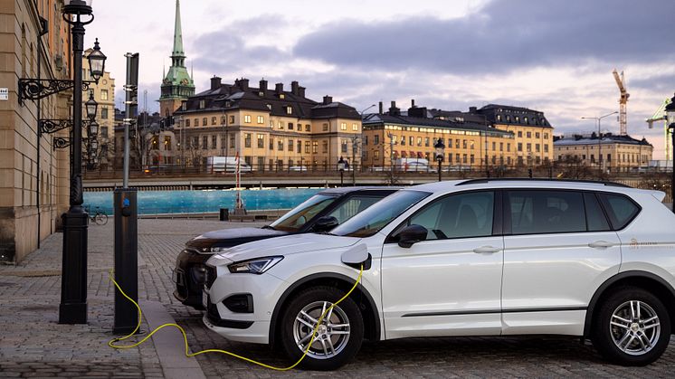 Elbil som laddas i Stockholm.
