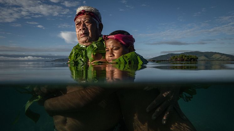 „Fighting, not Sinking“: Lotomau Fiafia macht die Folgen des steigenden Meeresspiegels für sich und seine Gemeinde deutlich. Foto: Eddie Jim, The Age/Sydney Morning Herald