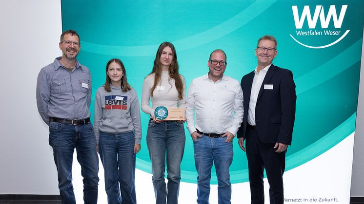 ﻿﻿J﻿ürgen Noch (rechts, Geschäftsführer Westfalen Weser) gratuliert den Vertreter*innen des ausgezeichneten Leuchtturmprojets der Projektgruppe Weltrekord aus Nieheim (v.l.n.r.) Roland Florin, Greta Lessmann, Sophia Florin und Andreas Roth.