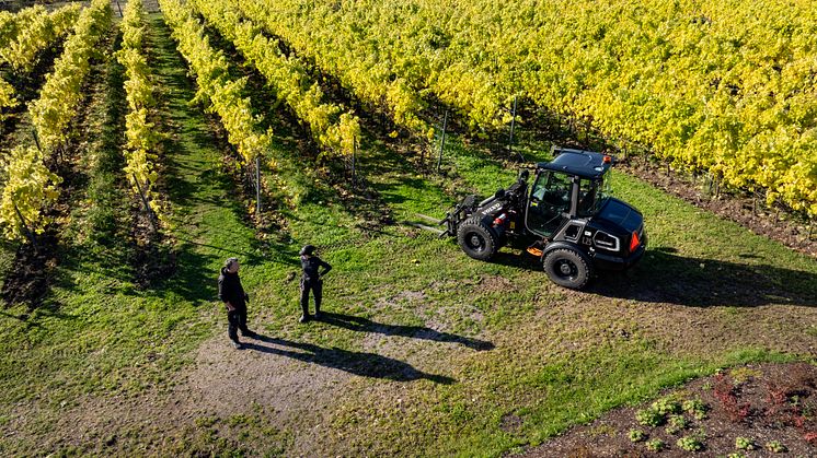 Henrik, Ida och Volvo L25 Electric på Ästad Vingård