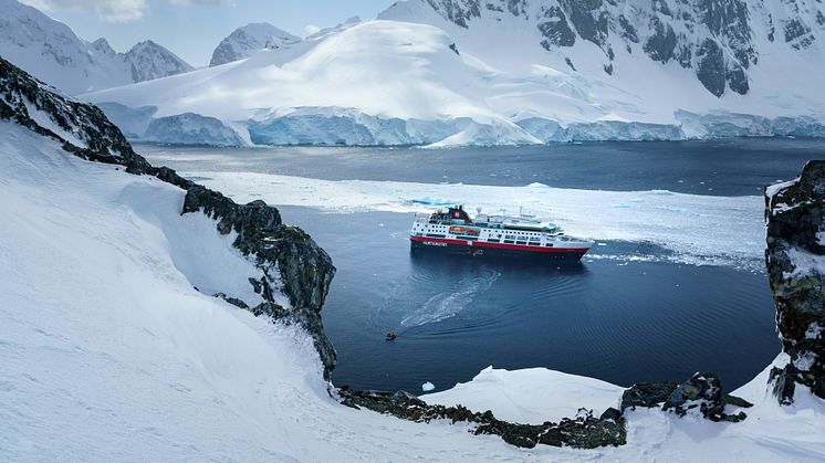 Orne-Harbour-Antarctica-HGR-155039-Photo_Yuri_Matisse_Choufour.jpg