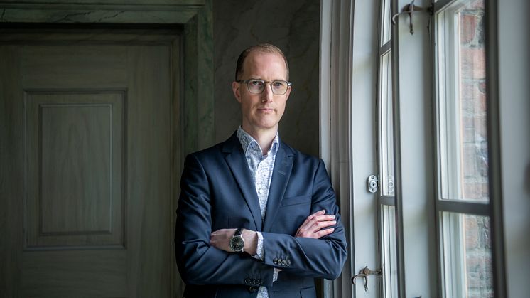 Det vore direkt farligt att ta hem ungdomar med grov kriminalitet från sina placeringar när våldsnivån är så här hög, säger Jan Jönsson (L).  