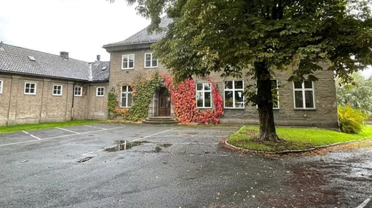 På den gamle veterinærhøyskolen på Adamstua flyttet mange kunstnere inn i atelierer i sommer, og nå lyses ti nye atelierer ut. Foto: Marius Morstøl Jenssen/Kulturetaten/Oslo kommune