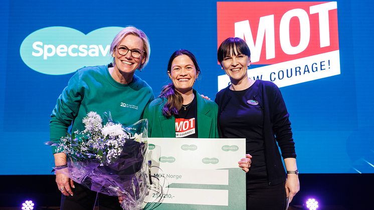GODT MOTTATT: Her blir det nye samarbeidet offentliggjort sammen med overrekkelse av gavesjekk fra siste MOT-kampanje hos Specsavers. F.v. Nina Kleppe, Regine Oen Rong og HR-ansvarlig Ingrida Holst i Specsavers. 