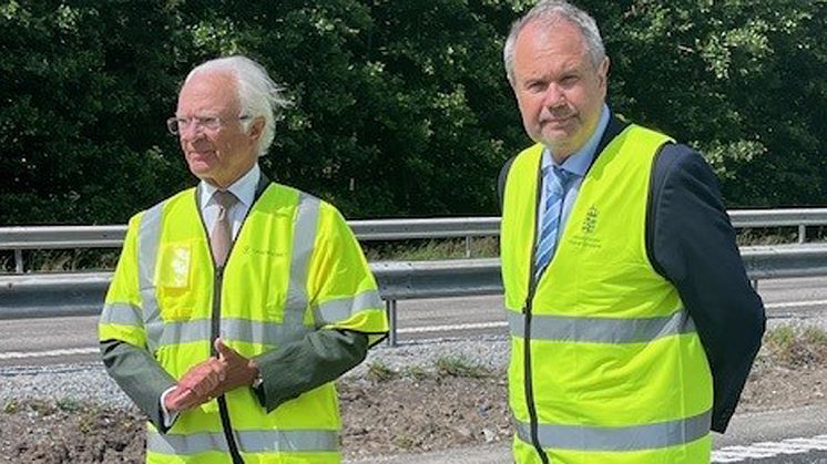 Konung Carl XVI Gustaf och länsöverdirektör Jörgen Peters.