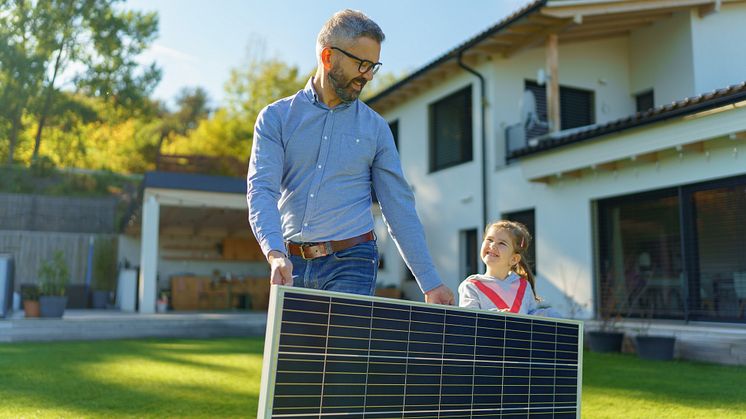 In Zeiten steigender Energiepreise werden Balkonkraftwerke für viele Menschen attraktiv. 