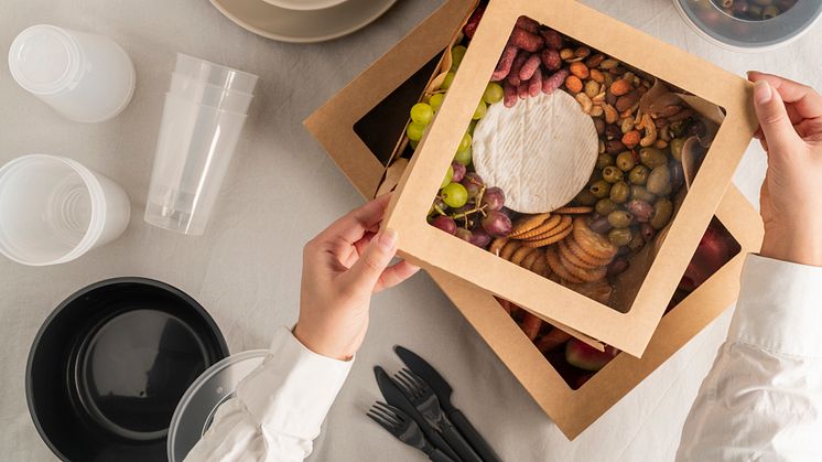 Duni präsentiert der Gastronomie-Branche erstmalig sein kombiniertes Portfolio aus Einweg- und Mehrwegverpackungen.