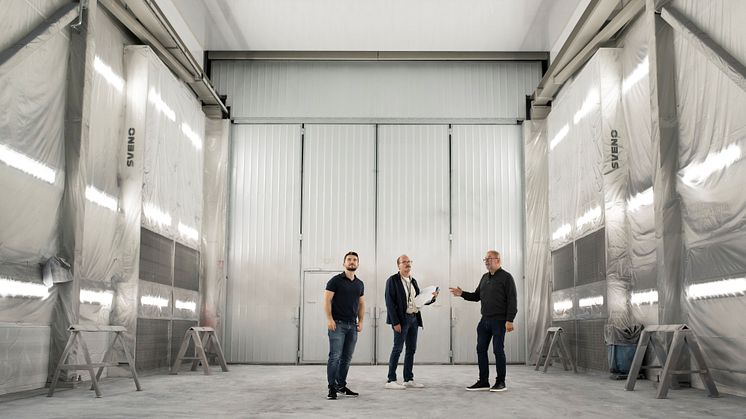 Den nya anläggningen rymmer en 52 meter lång målarhall. Fr v Alkiviadis Kourtesis, Martin Runevad och Conny Åkerlind.
