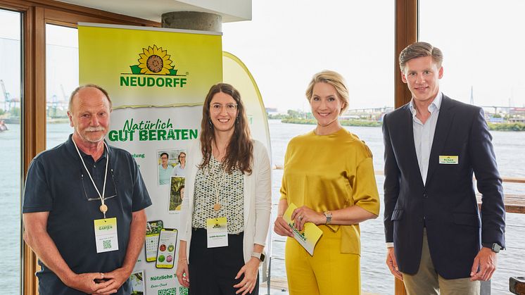 Die Speaker Dieter Gaißmayer, Judith Barbolini, Judith Rakers und Richard von Herman (Geschäftsführer bei Neudorff) vor der hanseatischen Kulisse von "Zukunftsperspektiven Garten" an der Hamburger Elbe. Foto: vierfotografen GbR