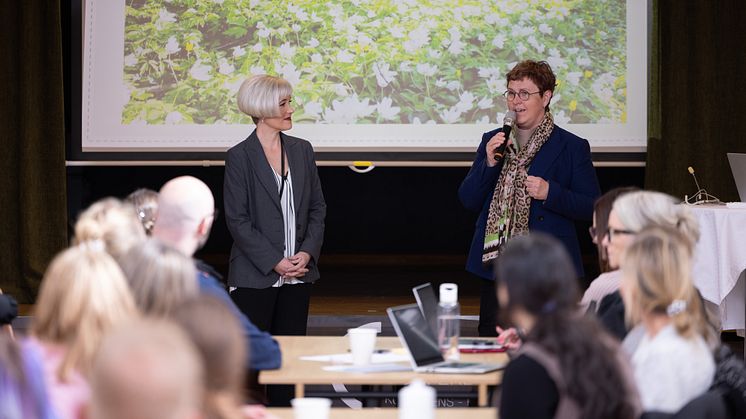 Maria Malmsten, förvaltningschef på stöd-, vård- och omsorgsförvaltningen tillsammans med Ingela Agnarsson, verksamhetschef för vårdcentralsområdet östra Värmland välkomnade alla deltagare till workshopen om nära vård i östra Värmland.