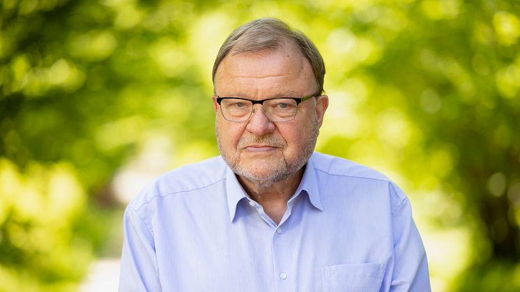 Dag Blanck är professor i nordamerikastudier och föreståndare för Svenska institutet för nordamerikastudier (SINAS) vid Uppsala universitet. 