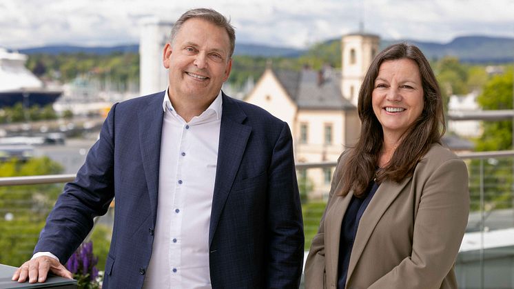 Tor Rønhovde, konsernsjef i Compass Group Norge, og Monica Irmi Vogt, daglig leder i Prosjekt Mandag