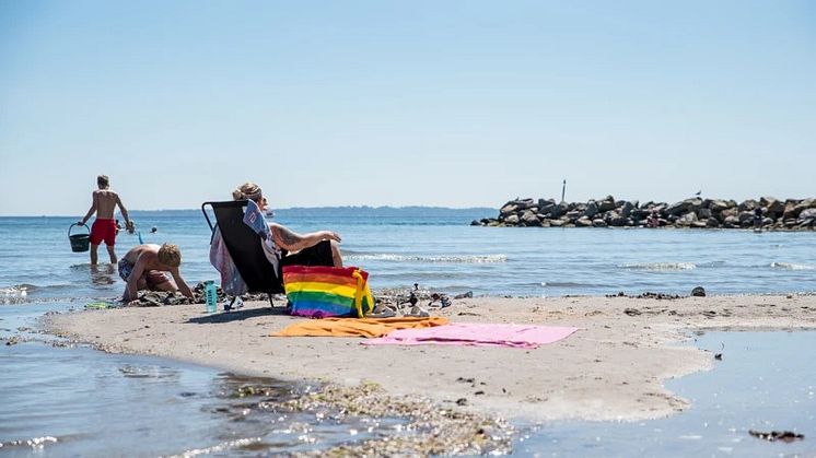 Tre personer som vistas på badplatsen Örby ängar norra.