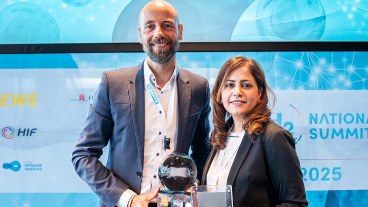 Bild von der Preisverleihung: Dr. Zahra Nasri (CSO) und Arne Birth (CFO) (elementarhy GmbH)