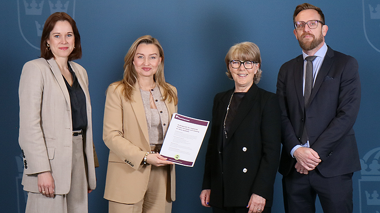 Förenklingsrådets ordföranden Kristina Alsér överlämnar rådets första förenklingsförslag till näringsminister Ebba Busch tillsammans med kanslichef Nils Fjelkegård och statssekreterare Sara Modig.