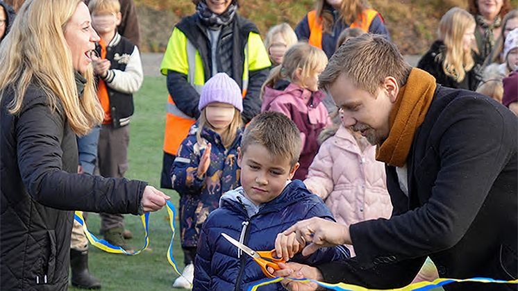 Invigning fotbollsplan 1 blur liggande kopiera.jpg