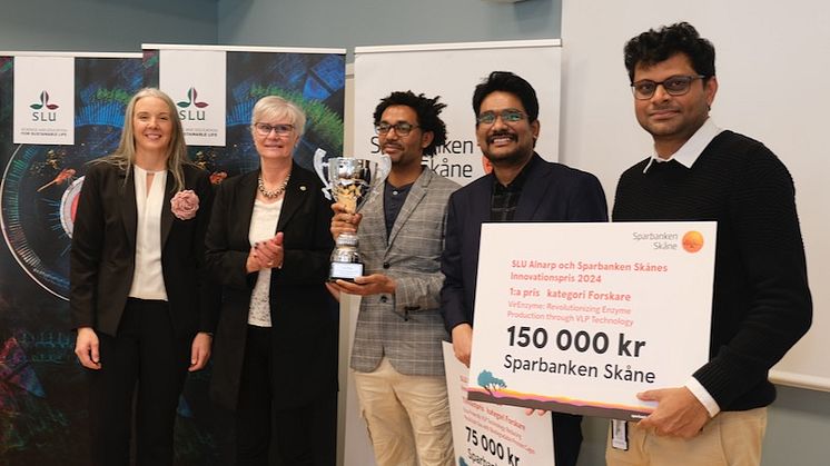 Fr v: Helen Göransson, bankchef, Sparbanken Skåne, Christina Lunner Kolstrup, dekan SLU Alnarp, Birhanu Worabo Halabo, Naga Charan Konakalla och Ramesh Vetekuri. Foto: Anette Neldestam Larsson
