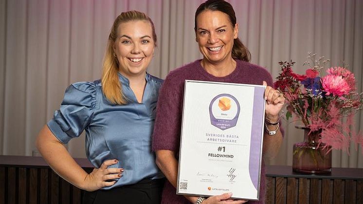 Stolta! Fellowminds Kajsa Norell, People & Culture manager, & Anna Kleine, CEO, visar med stolthet upp diplomet för utnämnelsen Sveriges bästa arbetsgivare 2024