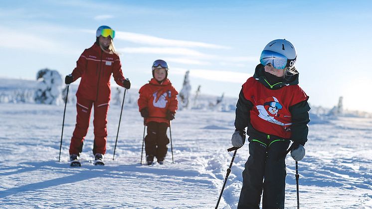  Inför den kommande vintersäsongen söker man nära 2 500 medarbetare till fjälldestinationerna, där skidinstruktörer är en av flera tjänster.