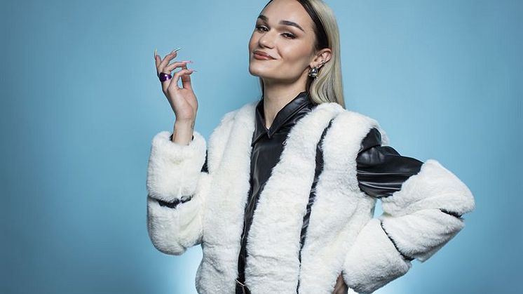 Tone Sekelius designar årets dogtag för Stockholm Pride