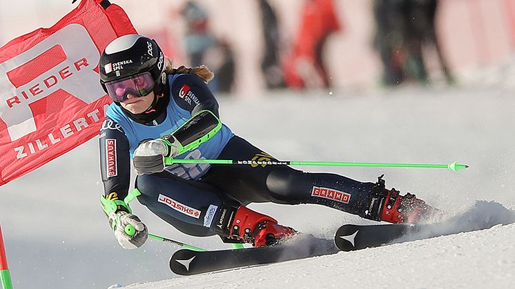 Moa Landström som är med i Team Piké, Ski Team Sweden Alpines utvecklingslag, kör Europacuppremiär i Zinal. Foto: Bildbyrån