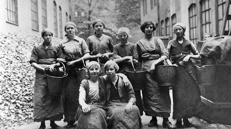 Textilarbeterskor vid Malmö Yllefabrik, cirka 1900. I början arbetade många män som vävare och andra mer hantverksmässiga delar av textilindustrin. Efterhand blev branschen mer och mer dominerad av kvinnor, enligt forskaren Pål Brunnström.