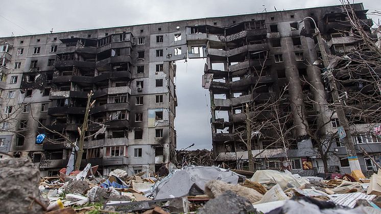 Tre år av Rysslands fullskaliga invasion har lett till enorm förstörelse i Ukraina. En ny rapport från Ukrainas regering, Världsbanken, EU-kommissionen och FN uppskattar att återuppbyggnaden kommer att kosta 524 miljarder kommande decennium.