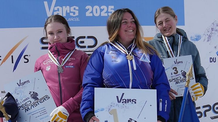 Glada JVM-medaljörer i speedski Fr.v. Amanda Ribbegårdh, Pauline Sabatut (FRA) och Villemo Andersson. Foto: SSF.