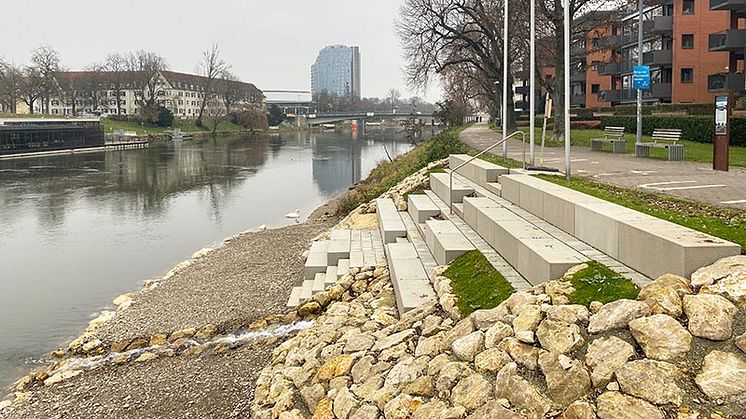 Der umgebaute Uferbereich am Neu-Ulmer Maxplatz