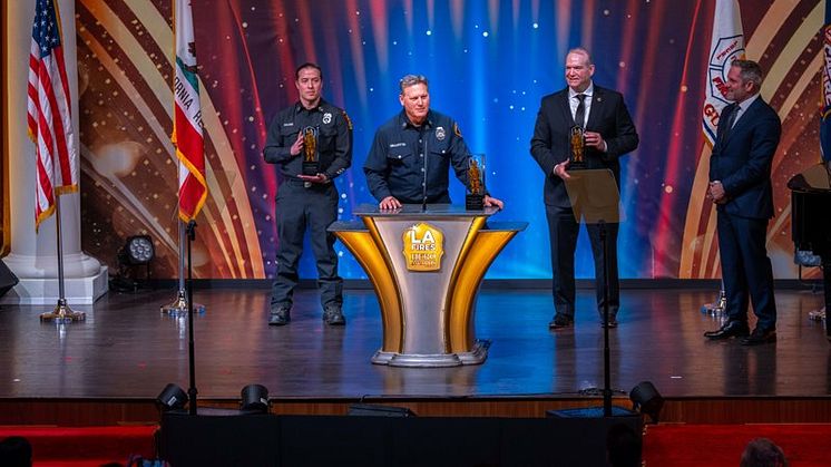 LAFD-brandkapten Jacob Raabe (till vänster) och Dave Gillotte, ordförande för Los Angeles County Firefighters (till höger), står stolta och tar emot utmärkelser för sina hjältemodiga insatser under bränderna i Eaton och Palisades