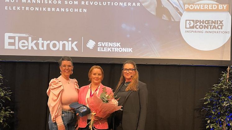 I mitten 2024 års vinnare Sofia Persson Björk som flankeras av Annelie Höst Pedersen (till vänster) och Susanne Dahl från Phoenix Contact AB 