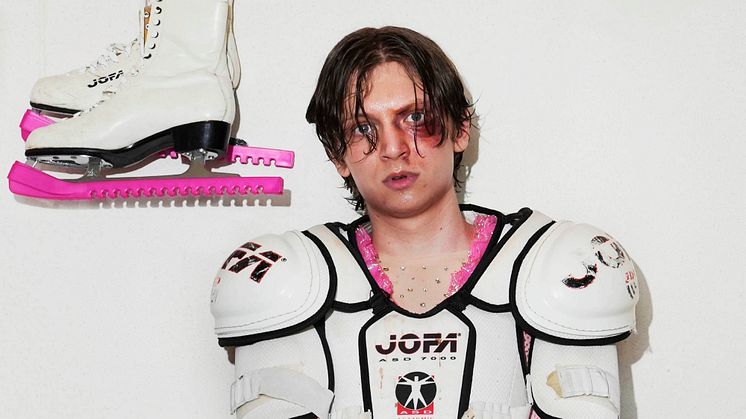 Rainer tränar konståkning. Hans mamma drömmer om OS-guld. En dag träffar Rainer Hans som ska träna hockey och plötsligt förändras allt. Regionteaterns egenproducerade pjäs Sudden Death är en berättelse om att vara ung och vilja gå sin egen väg.