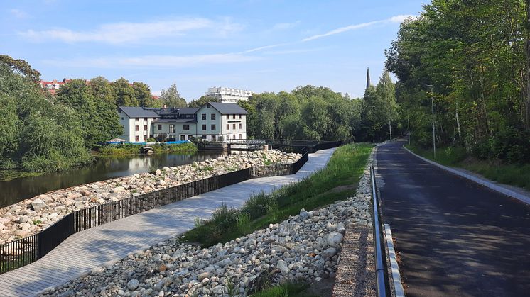 Vy över den nya faunapassagen, trädäcket och gång- och cykelbanan vid Falkenbergska kvarnen. Foto: Västerås stad