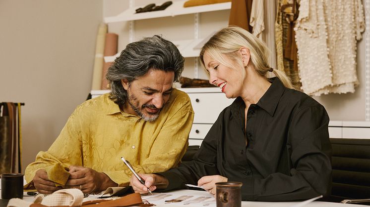 Décor+ by Elfa provides both structure and inspiration in Emma and Saif’s studio.