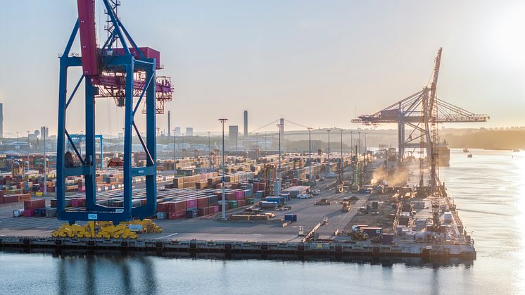 Panoramabild över västra delen av Skandiahamnen där kajarbetet pågår.