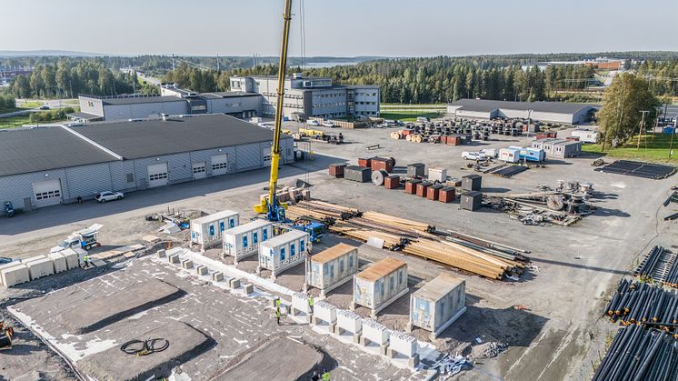 Batteriparken består av sex containrar fyllda med battericeller som tillsammans har en kapacitet på 12 megawattimmar (MWh). Detta motsvarar tillräckligt med energi för att driva en normalstor elbil 1,5 varv runt jorden.