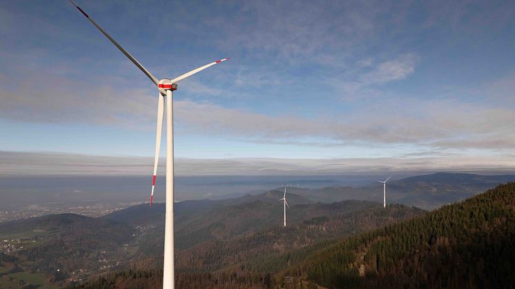 Finanzpartner für die Transformation: 2024 hat die Sparkasse Freiburg-Nördlicher Breisgau nachhaltige Investitionen in die Energie- und Wärmewende in Höhe von 50 Mio. Euro begleitet - wie die Windräder an Taubenkopf und Holzschlägermatte.