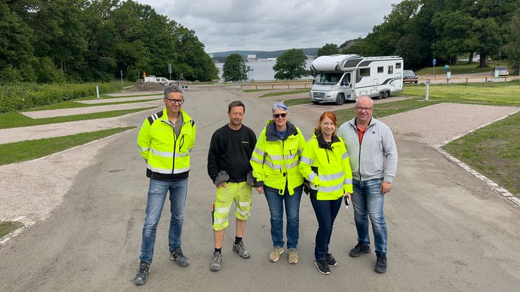 Nu öppnar nya ställlpatsen för husbilar vid natursköna Bodele i Uddevalla, hälsar Edvard Hansson, samhällsbyggnadsförvaltningen, Mathias Werner, Markbygg, samt Birgitta Andersson, Willy Ivarsson, Camilla Edwartz från samhällsbyggnadsförvaltningen. 