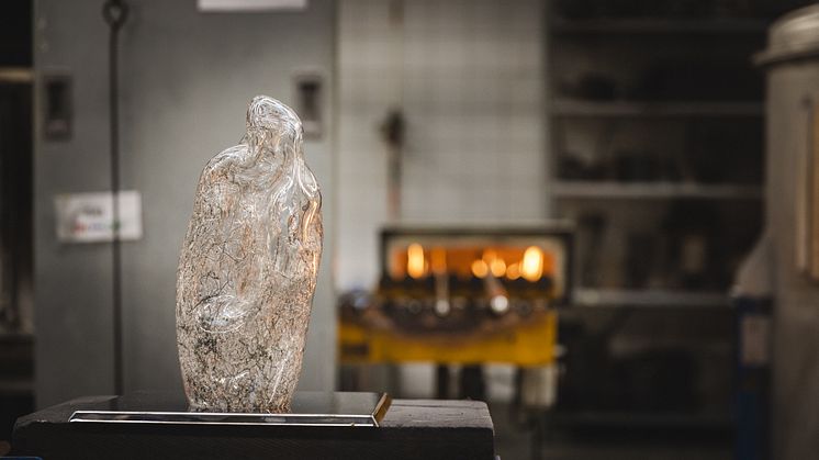 When glass meets steel 