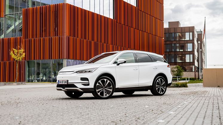 Ny 7-sæders BYD TANG med længere rækkevidde, større batteri, hurtigere opladning og opgraderet centerdisplay til priser fra 489.995 kr.