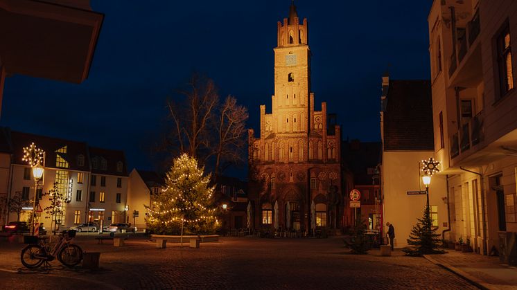 Weihnachtlich und besinnlich: Der Altstädtische Markt mit Blick auf das Altstädtische Rathaus in Brandenburg an der Havel. Foto: TMB-Fotoarchiv/Julia Nimke. 