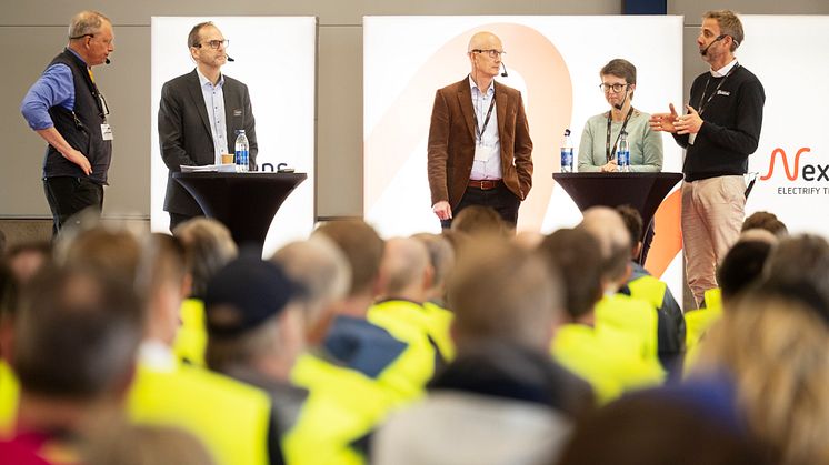 Tomas Kåberger, Lars Josefsson, Mats Ählberg, Cecilia Andersson och Fridolf Eskilsson i samtal på Nexans.