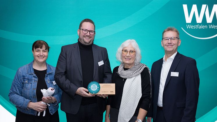 Jürgen Noch (rechts, Geschäftsführer Westfalen Weser) und Jurymitglied Stephanie Krause (links) gratulieren den Vertreter*innen des Leuchtturmprojekts aus Steinheim Michael Brockmann und Ulla Römer-Stratmann.