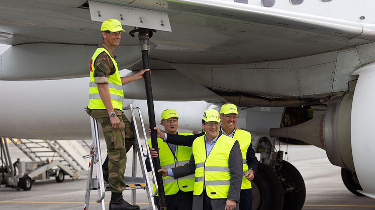Tankning av biobränsle. Från vänster: Norska försvarschefen Eirik Kristoffersen, St1 Nordics koncernchef Henrikki Talvitie, tillförordnad inköpschef på Forsvarsmateriell Per Arne Johnsen och Norwegians koncernchef Geir Karlsen.