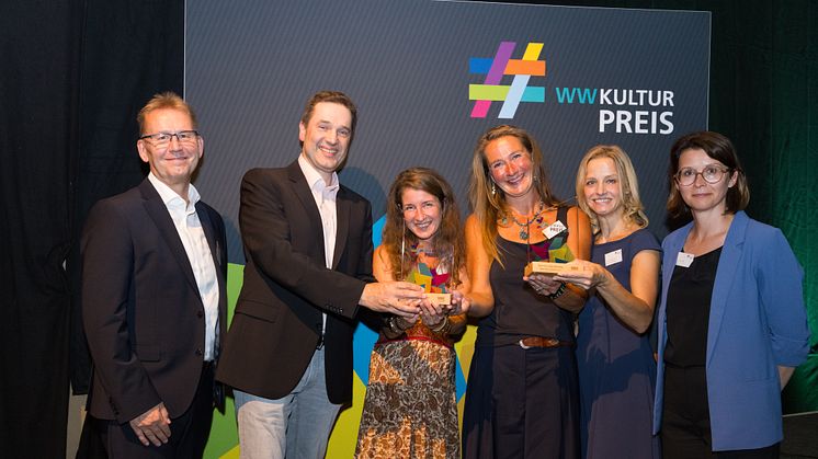 Die Jury-Mitglieder Jürgen Noch (l.) und Prof. Dr. Phil. Beate Flath (r.) gratulieren Prof. Dr. Frank Lechtenberg, Marta Hornik, Dubrina Pilath (alle Red Horn District e.V.) und Dr. Stella Junger-Schwenner (Stadt Horn-Bad Meinberg)​