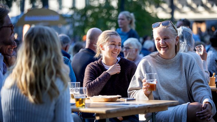 Massor av besökare njöt i solen av årets Matfestival i Skövde. Foto: Tobias Andersson/upplevskovde.se